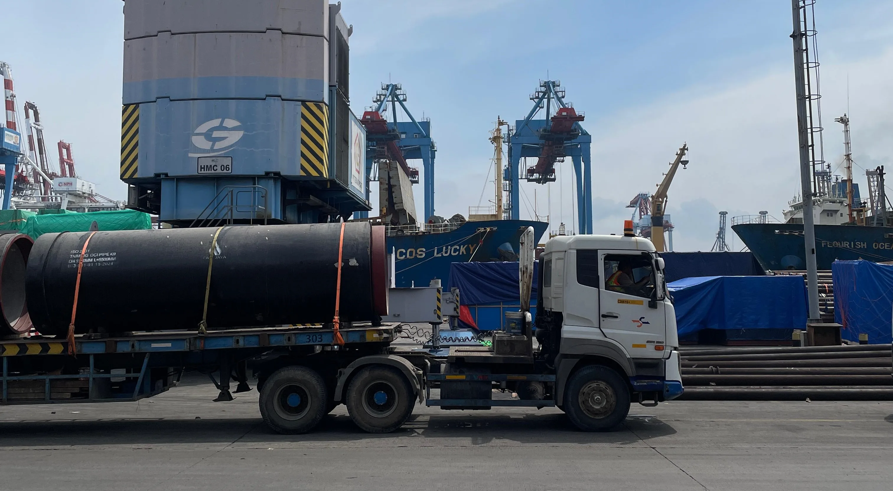 Container lifting at port