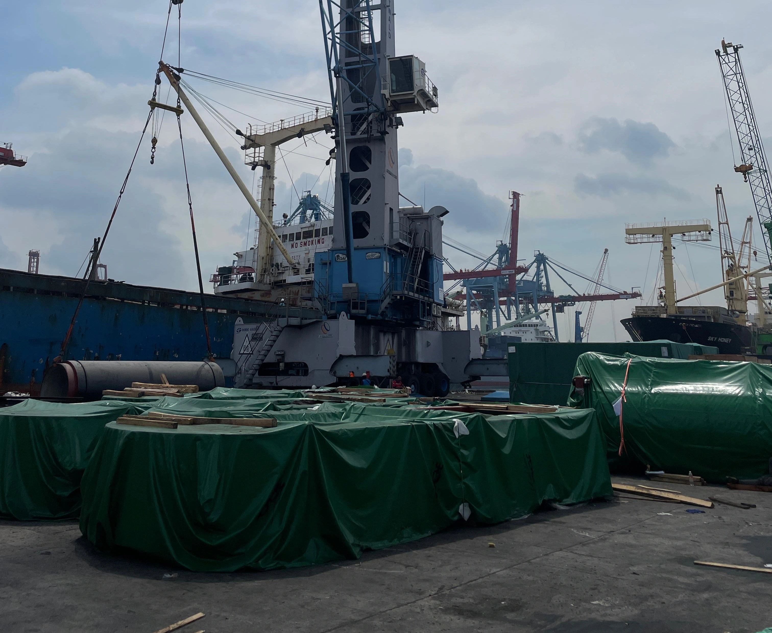 Project cargo under tarpaulin cover